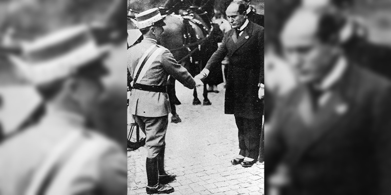 La stretta di mano tra Vittorio Emanuele III e Mussolini dopo la marcia su Roma (LaPresse/Publifoto)