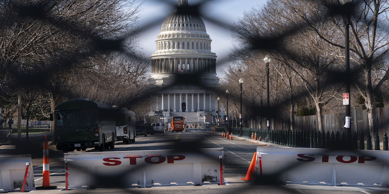 Il palazzo del Congresso visto attraverso una recinzione di sicurezza, il 16 gennaio 2021, a Washington (AP Photo/Jacquelyn Martin, La Presse)