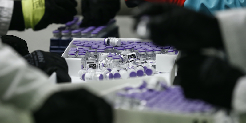Gli stock di vaccini Pfizer-BioNTech vengono estratti dai frigoriferi (Cecilia Fabiano/ LaPresse)