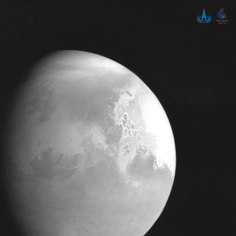La prima fotografia di Marte scattata dalla missione Tianwen-1 durante il suo avvicinamento al pianeta (CNSA)