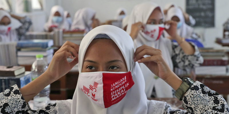 Una classe di una scuola a Giacarta, la capitale dell'Indonesia (AP Photo/Tatan Syuflana, LaPresse)