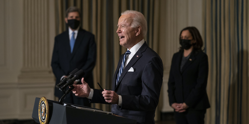 Il presidente degli Stati Uniti Joe Biden, insieme all'inviato speciale per il Clima John Kerry, a sinistra, e alla vice presidente Kamala Harris, a destra (AP Photo/Evan Vucci, LaPresse)