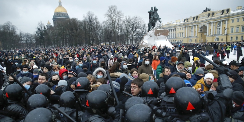 Un momento delle manifestazioni per la scarcerazione di Alexei Navalny del 23 gennaio, a San Pietroburgo (AP Photo/Dmitri Lovetsky)