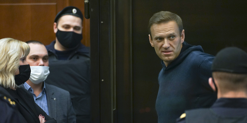 Alexei Navalny durante il processo a Mosca, in Russia, il 2 febbraio (Moscow City Court via AP)