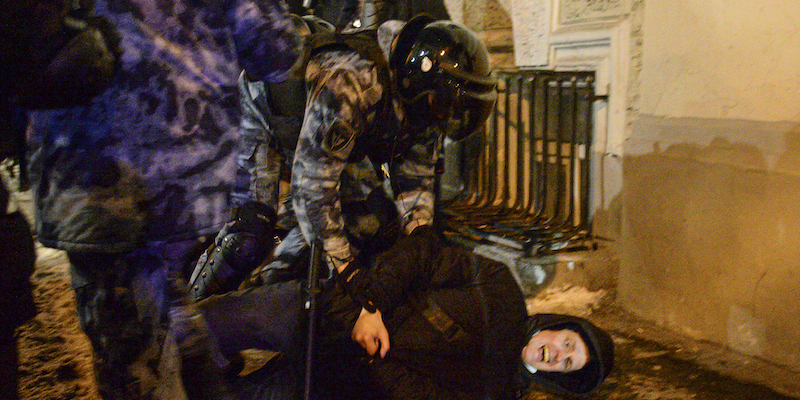 L'arresto di un manifestante a Mosca, durante le proteste contro la condanna di Alexei Navalny (AP Photo/Denis Kaminev, LaPresse)