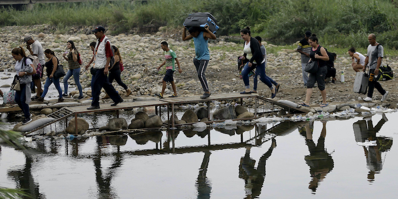 Venezuelani che attraversano illegalmente il confine con la Colombia a La Parada, vicino a Cucuta, in Colombia (AP Photo/Fernando Vergara, LaPresse)
