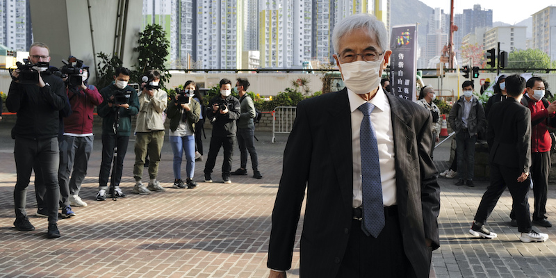 Il veterano del movimento pro-democrazia Martin Lee arriva al processo a Hong Kong, martedì 16 febbraio (AP Photo/Vincent Yu, LaPresse)