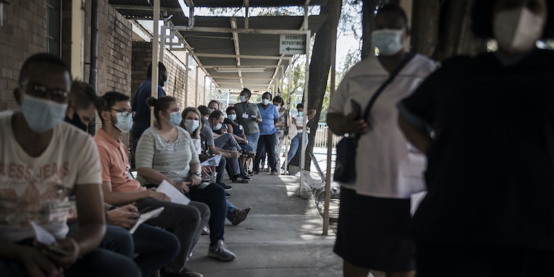 Operatori sanitari in coda per ricevere il vaccino di Johnson & Johnson a Klerksdorp, in Sudafrica (AP Photo/Shiraaz Mohamed, LaPresse)