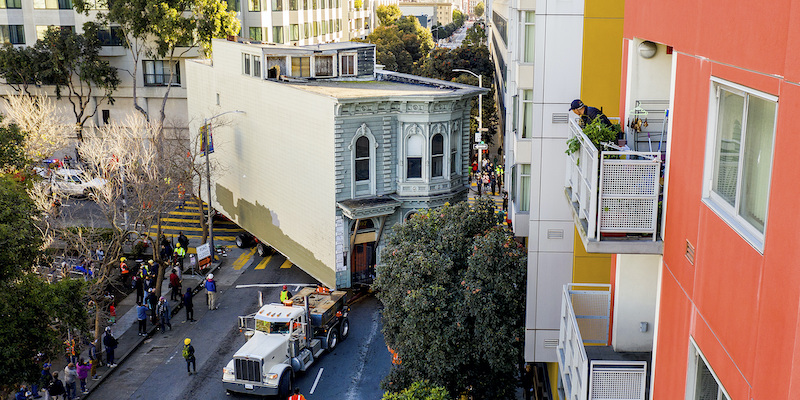 Un momento del trasloco della casa vittoriana a San Francisco (AP Photo/Noah Berger, LaPresse)