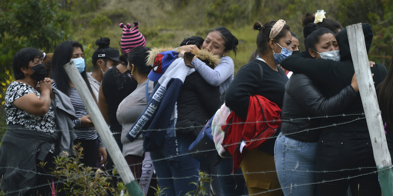 I parenti dei prigionieri radunati fuori dal carcere di Turi a Cuenca, in Ecuador (Boris Romoleroux/API via AP, LaPresse)