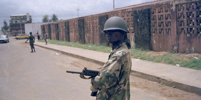 Un soldato governativo nelle strade di Monrovia, la capitale della Liberia, durante la prima guerra civile, il 6 giugno 1990 (AP Photo/Alistair Sinclair, LaPresse)