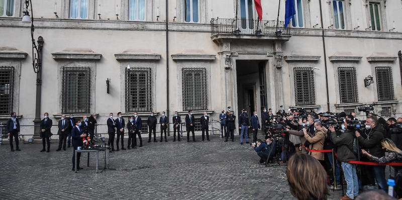 La conferenza stampa del presidente del Consiglio dimissionario Giuseppe Conte davanti a Palazzo Chigi. (ANSA/ALESSANDRO DI MEO)