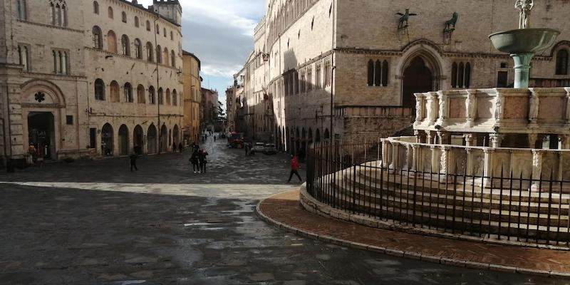 Il centro storico di Perugia senza persone a causa della zona rossa in vigore in tutta la provincia (ANSA/Danilo Nardoni)