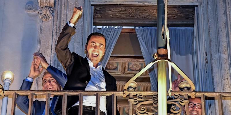 Luigi Di Maio festeggia l'approvazione della nota di aggiornamento del DEF, dal balcone di Palazzo Chigi, nel settembre del 2018
(ANSA/ALESSANDRO DI MEO)