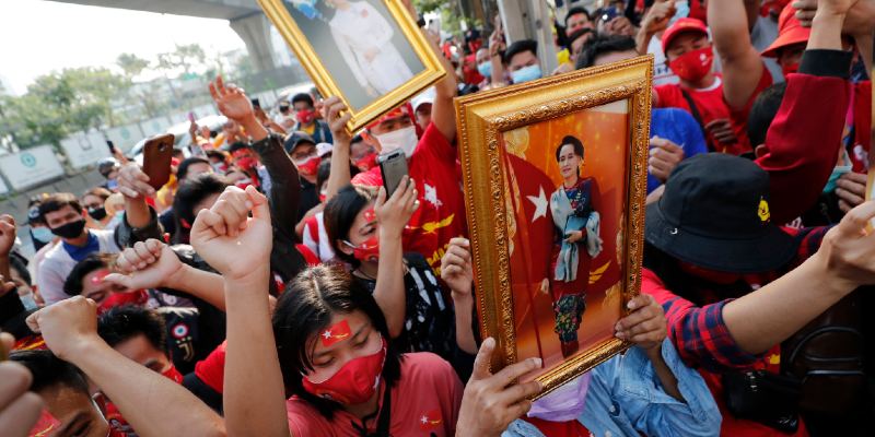Proteste contro il colpo di stato e l'arresto della leader del Myanmar, Aung San Suu Kyi, davanti all'ambasciata birmana a Bangkok, in Thailandia, lo scorso 1 febbraio. (AP Photo/ Sakchai Lalit)