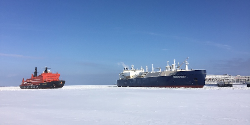 La nave cisterna Christophe de Margerie, a destra, e la nave rompighiaccio 50 let Pobedy, nel porto di Sabetta, in Russia, il 30 marzo 2017 (Friedemann Kohler/dpa, ANSA)