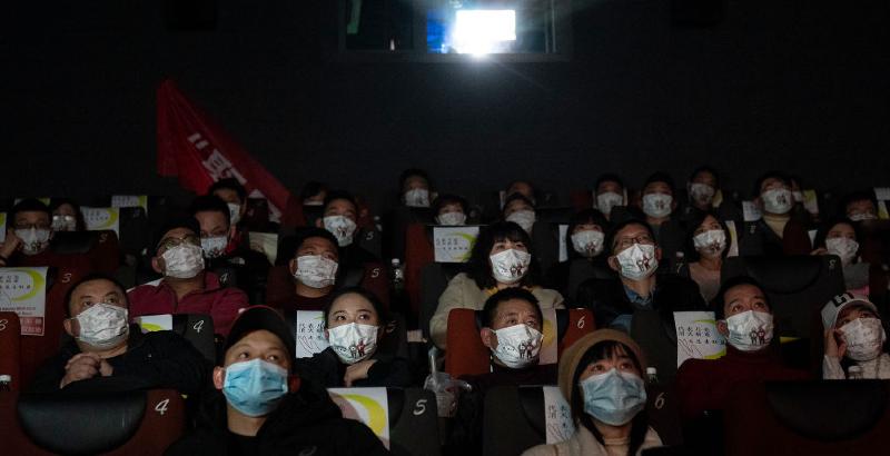 Persone guardano un film in un cinema di Wuhan, in Cina, lo scorso 23 gennaio (Getty Images)