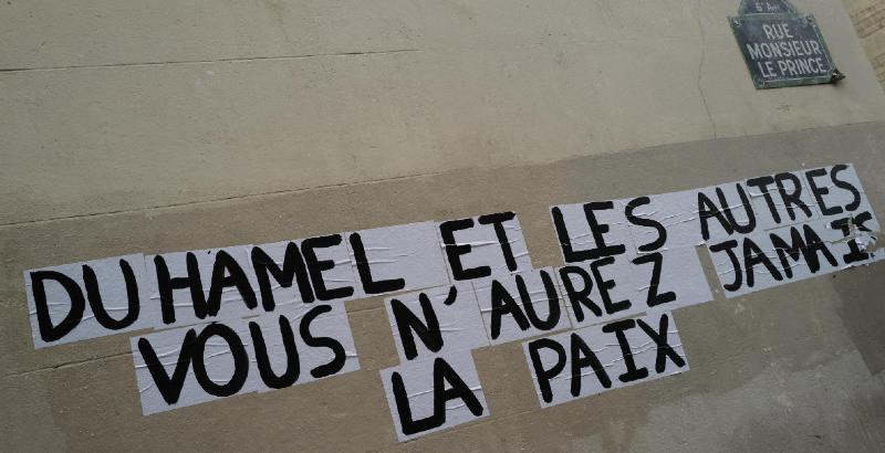 Una scritta sul muro di una via di Parigi che dice "Duhamel e tutti gli altri, non avrete mai pace". (AP Photo/ Francois Mori via LaPresse)