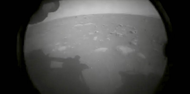 La prima foto scattata da Perseverance poco dopo l'arrivo su Marte (NASA)