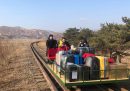 I diplomatici russi in Corea del Nord che tornano a casa su un carrello ferroviario a mano