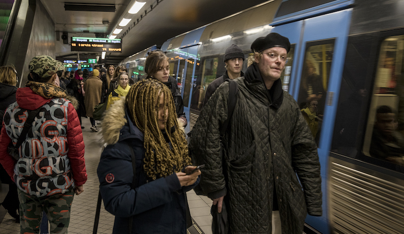 Passeggeri nella metropolitana di Stoccolma ai primi di dicembre 2020 (Jonas Gratzer/Getty Images)