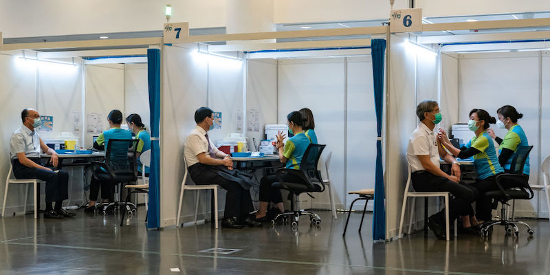 Le vaccinazioni a Hong Kong (Photo by Anthony Kwan/Getty Images)