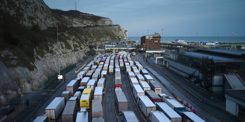 Le lunghe file di camion al porto di Dover, in Inghilterra, il 22 gennaio 2021 (Dan Kitwood/Getty Images)