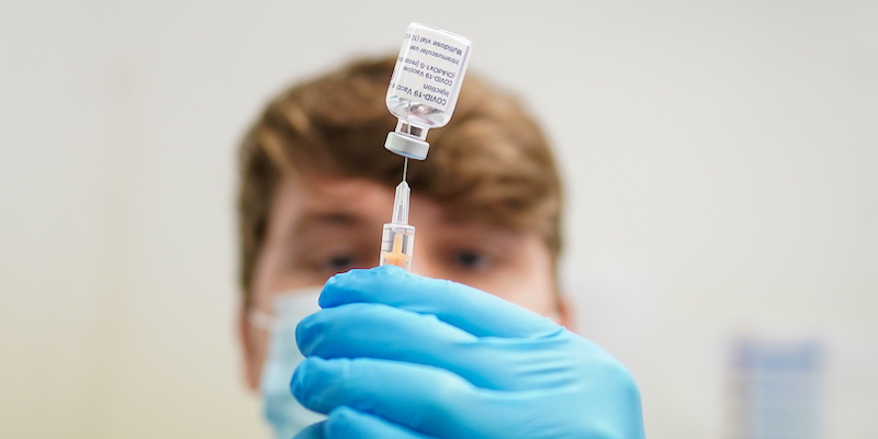 L'estrazione di una dose del vaccino di AstraZeneca (Ian Forsyth/Getty Images)