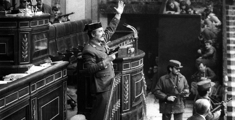 Il colonnello della Guardia Civile, Antonio Tejero Molina, durante il tentato colpo di stato, nel parlamento spagnolo. Madrid, 23 febbraio 1981. (ANSA/ Manuel P. Barriopedro/ PAL)
