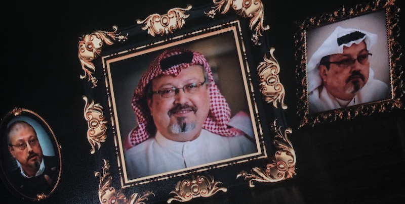 Alcune foto di Jamal Khashoggi esposte durante una cerimonia commemorativa tenuta a Istanbul, in Turchia, nel novembre 2018 (Chris McGrath/Getty Images)