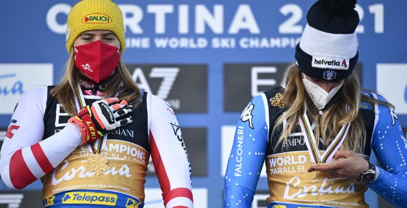 Marta Bassino (a destra) e Katharina Liensberger durante la premiazione della gara. (EPA/ Christian Bruna via ANSA)
