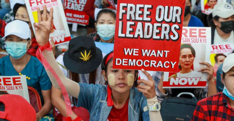 Proteste in favore della democrazia a Yangon, in Myanmar, 25 febbraio 2021. (AP Photo)