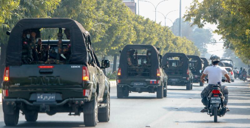 Convogli militari a Mandalay, in Myanmar, lo scorso 3 febbraio. (AP Photo)