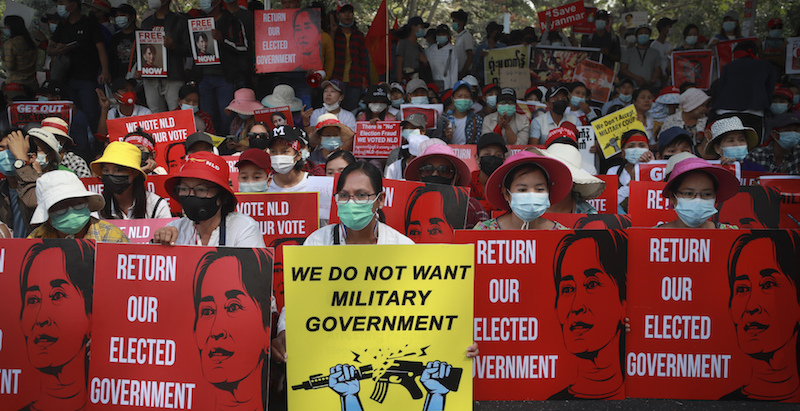 Manifesti di Aung San Suu Kyi a Yangon, Myanmar, 21 febbraio 2021
(AP Photos)