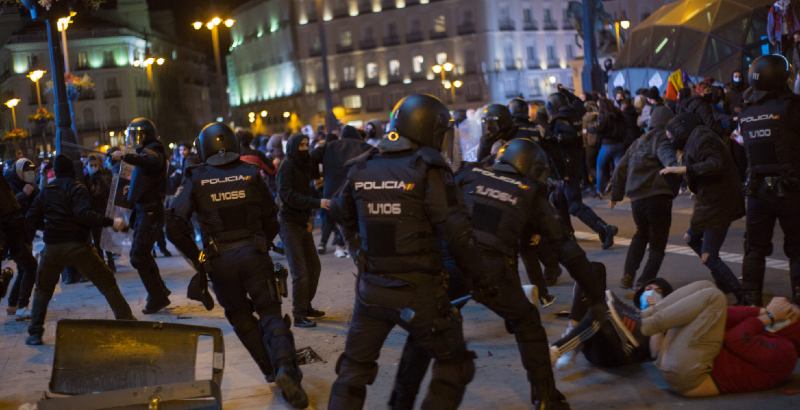 Scontri tra la polizia in tenuta antisommossa e i sostenitori del rapper Pablo Hasél alla Puerta del Sol, nel centro di Madrid, in Spagna, mercoledì 17 febbraio 2021. (Fer Capdepon Arroyo/ Pacific Press via ZUMA Wire / ANSA)