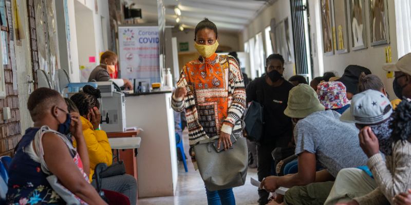 Volontari aspettano di iniziare i test clinici sul vaccino contro il coronavirus di AstraZeneca all'ospedale Chris Sani Baragwanath di Soweto, poco fuori Johannesburg, in Sudafrica, lo scorso 30 novembre. (AP Photo/ Jerome Delay, File)