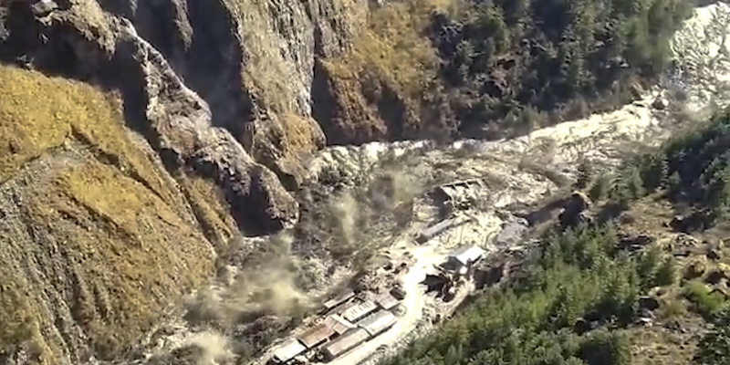 Un video dell'alluvione nello stato del Uttarakhand, in India (KK Productions via AP)