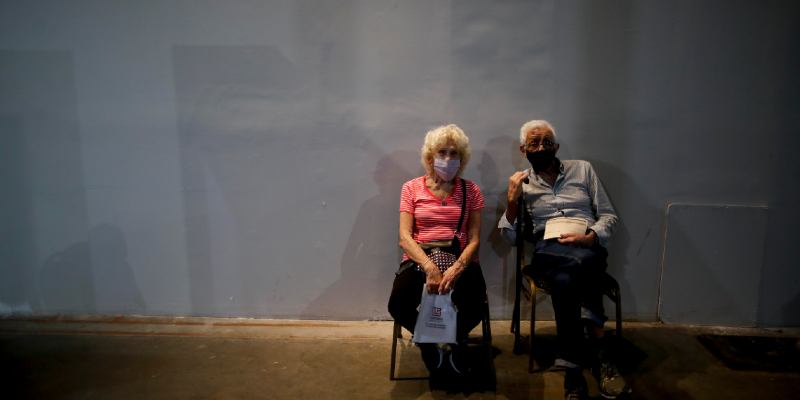 Una coppia di anziani dopo la somministrazione del vaccino contro il coronavirus a Buenos Aires, in Argentina, il 22 febbraio 2021. (AP Photo/ Natacha Pisarenko)