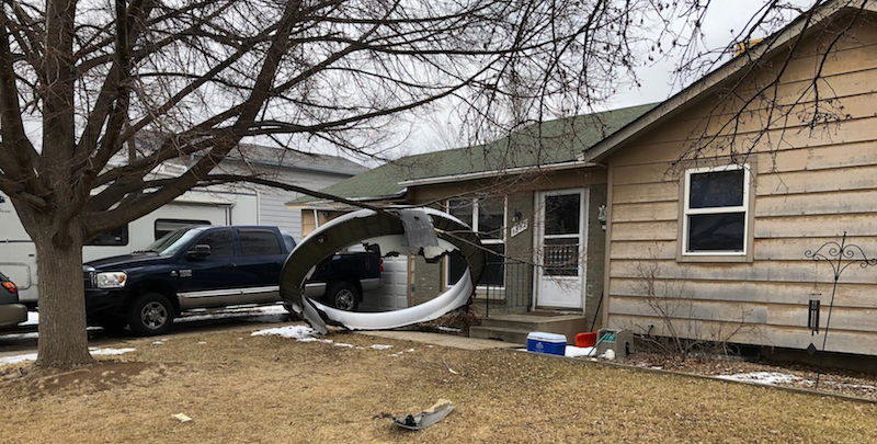 Un detrito dell'aereo nel giardino di una casa, Broomfield, Colorado, Stati Uniti, 20 febbraio 2021. La foto è stata pubblicata su Twitter dal Dipartimento di polizia di Broomfiled
(Broomfield Police Department via AP)