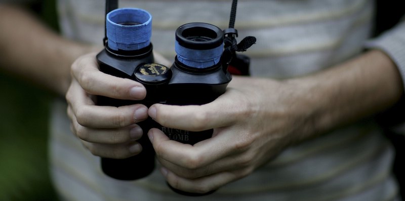 Il binocolo di un birdwatcher durante una conta partecipativa degli uccelli nel parco delle Everglades, in Florida (Joe Raedle/Getty Images)