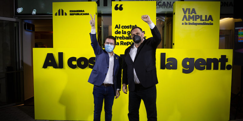 Pere Aragonès, candidato di ERC in Catalogna, a sinistra, e il presidente del partito Oriol Junqueras (David Zorrakino/Contacto via ZUMA Press)