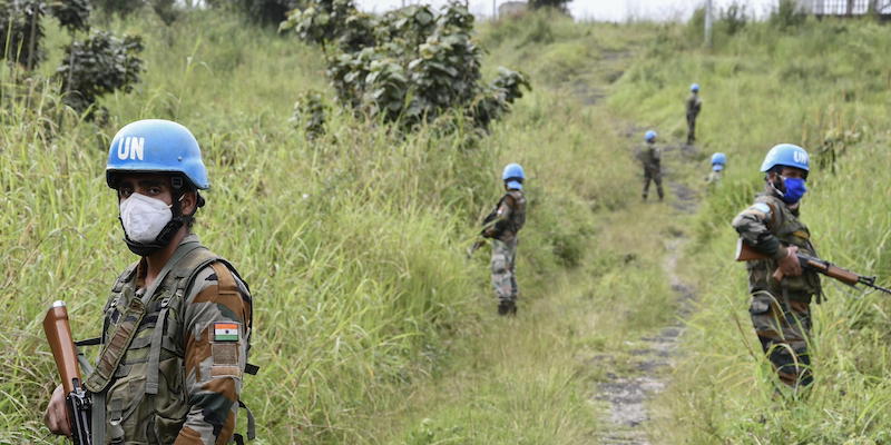 Caschi blu delle Nazioni Unite fanno la guardia al luogo dove è avvenuto l'attacco al convoglio dell'ambasciatore Attanasio (EPA/STR)