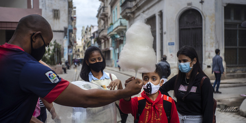 Un venditore di zucchero filato a Cuba (AP Photo/Ramon Espinosa, File)