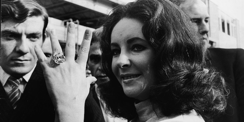 Elizabeth Taylor con il diamante da 33,19 carati regalatole dal marito Richard Burton nel 1968 (Express Newspapers/Hulton Archive/Getty Images)