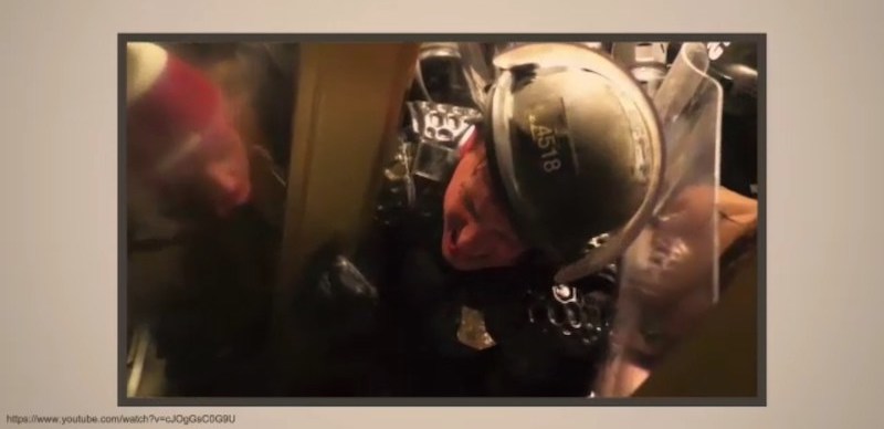 Il fotogramma di uno dei video mostrati durante il processo, in cui un poliziotto viene malmenato dai sostenitori di Donald Trump (congress.gov via Getty Images) 