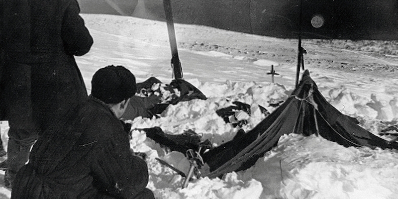 La tenda degli escursionisti semisepolta dalla neve (Wikimedia Commons)