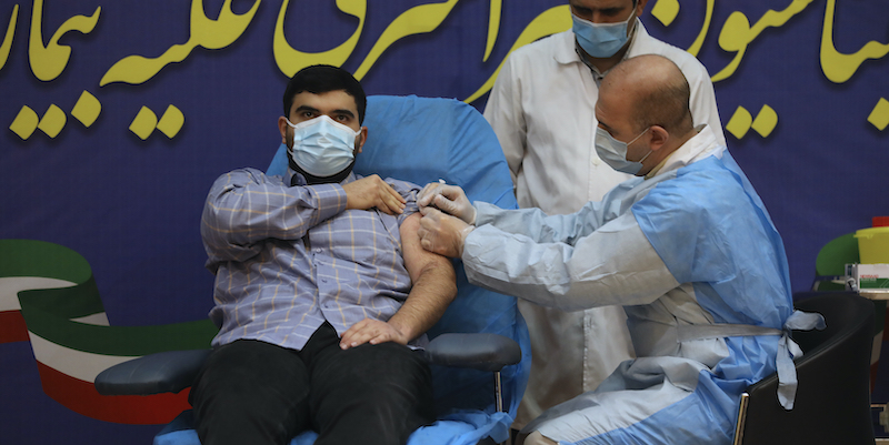 Parsa Namaki, il figlio del ministro della Salute dell'Iran, prima persona a essere vaccinata nel paese (AP Photo/Vahid Salemi)