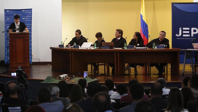 Un'udienza della Giurisdizione speciale per la pace a Medellín, Colombia, nel 2019
(EPA/Luis Eduardo Noriega/ANSA)