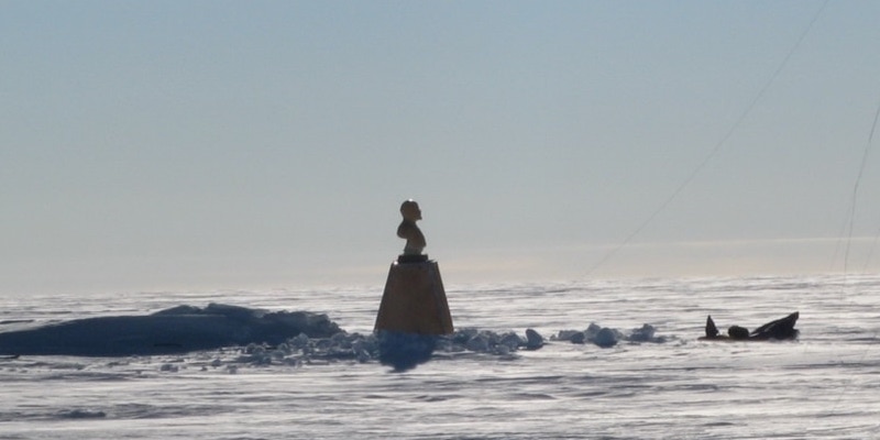 Il busto di Lenin in Antartide, fotografato nel 2007 (Wikimedia Commons)