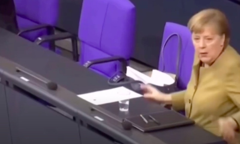 Quella cosa della mascherina succede anche ad Angela Merkel